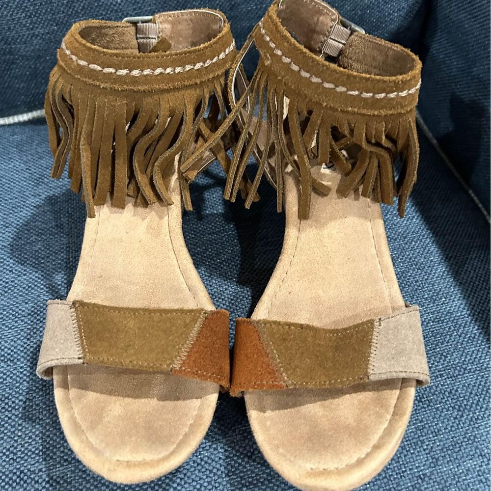 Minnetonka Poppy Wedge Sz. 8 normally $57!